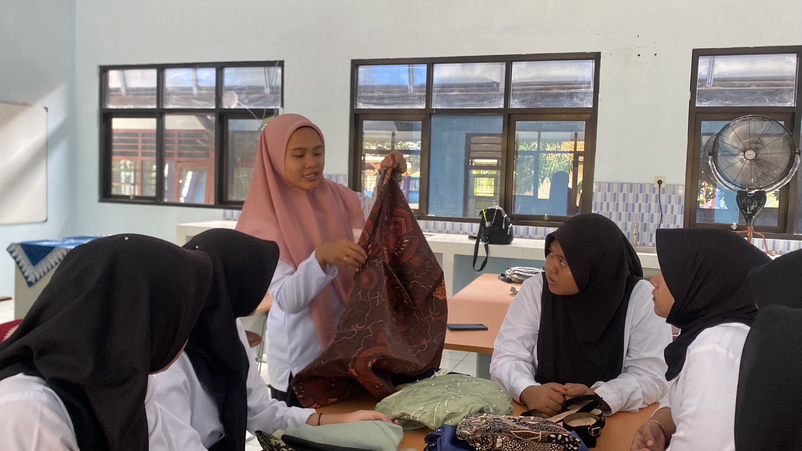 Siswa Mewiru Kain Jarit